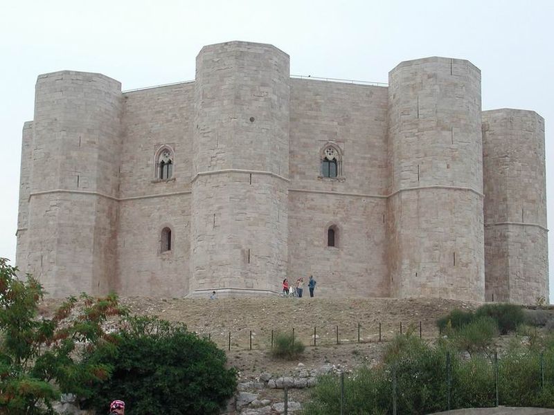800px-Castel_del_monte3